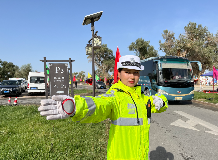 新疆轮台交警：倾心护航金色胡杨季 柔性执法获游客点赞