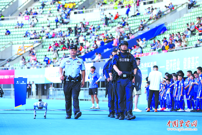 季磊：训练场上严为师 一线实战勇冲锋