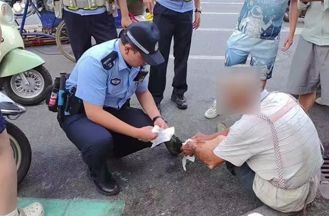 广东： &ldquo;看到警察就安心了&rdquo;：高州公安暖心救助受伤老人 | 阳光下的守护