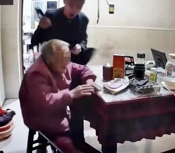 探访常州&ldquo;男子殴打92岁母亲&rdquo;事发地：邻居称老人四女一子 打人者为小儿子，曾听到母子吵架