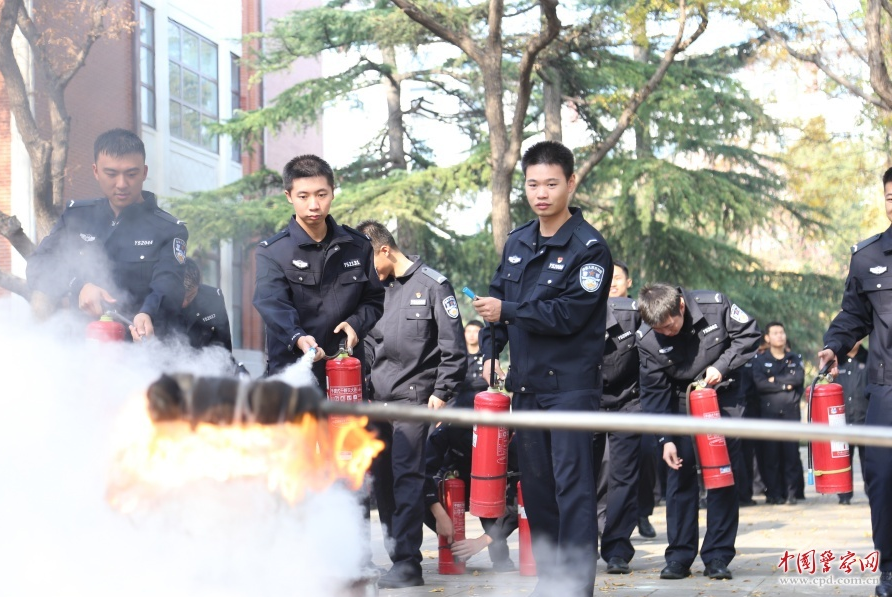 中国人民公安大学组织学生开展消防疏散演练和消防器械实操培训