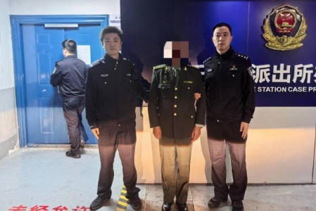 男子网购&ldquo;上将军装&rdquo;编造军人身份 冒充军警被拘留