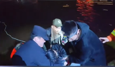 救人要紧！他径直跳入河中救起轻生女子