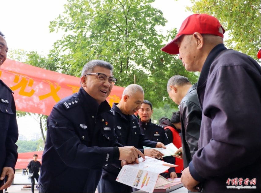 何宏亮：&ldquo;黑炭警官&rdquo;的34秒与30年