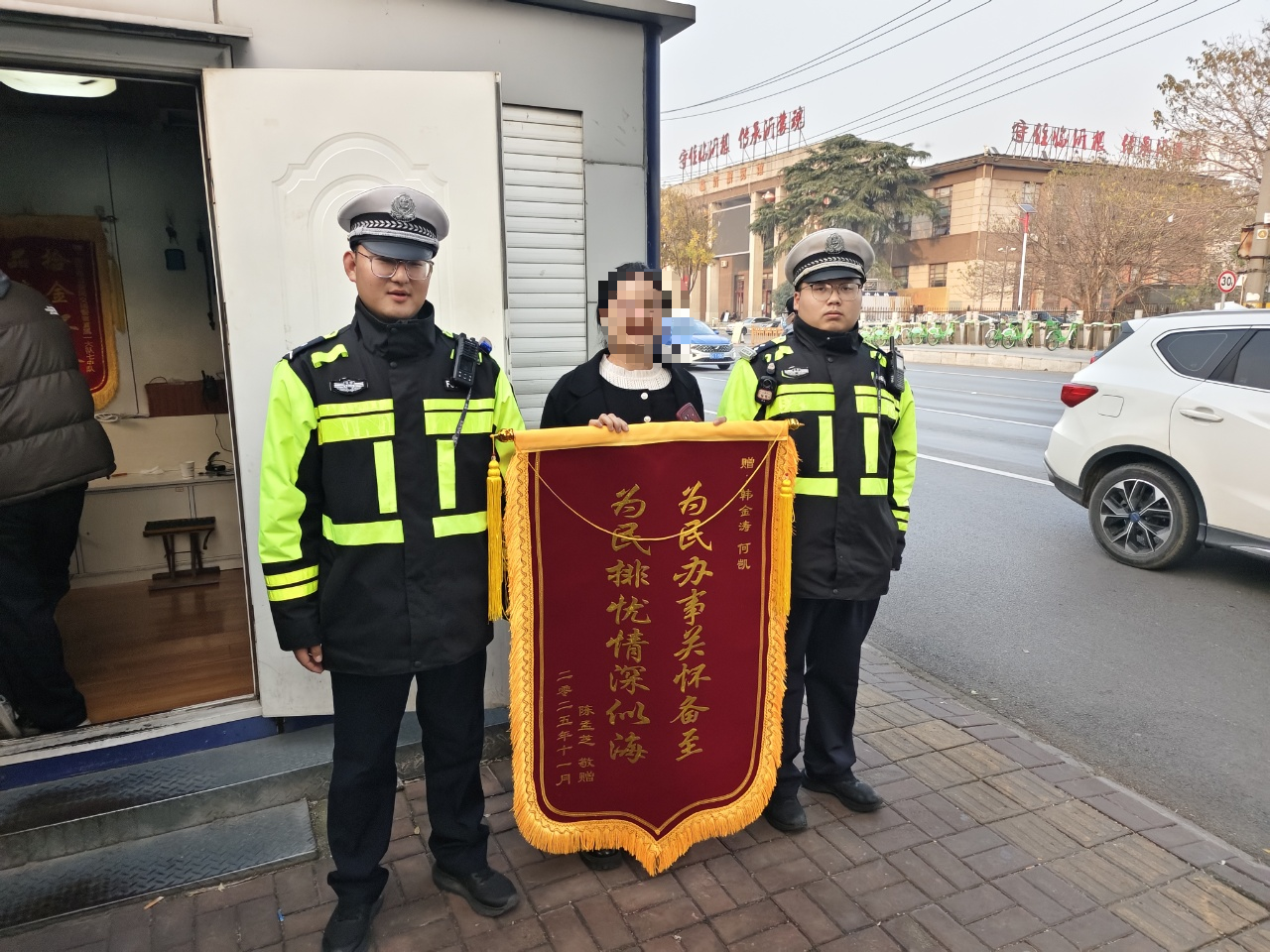 紧急开道助断指群众抢黄金救治时间