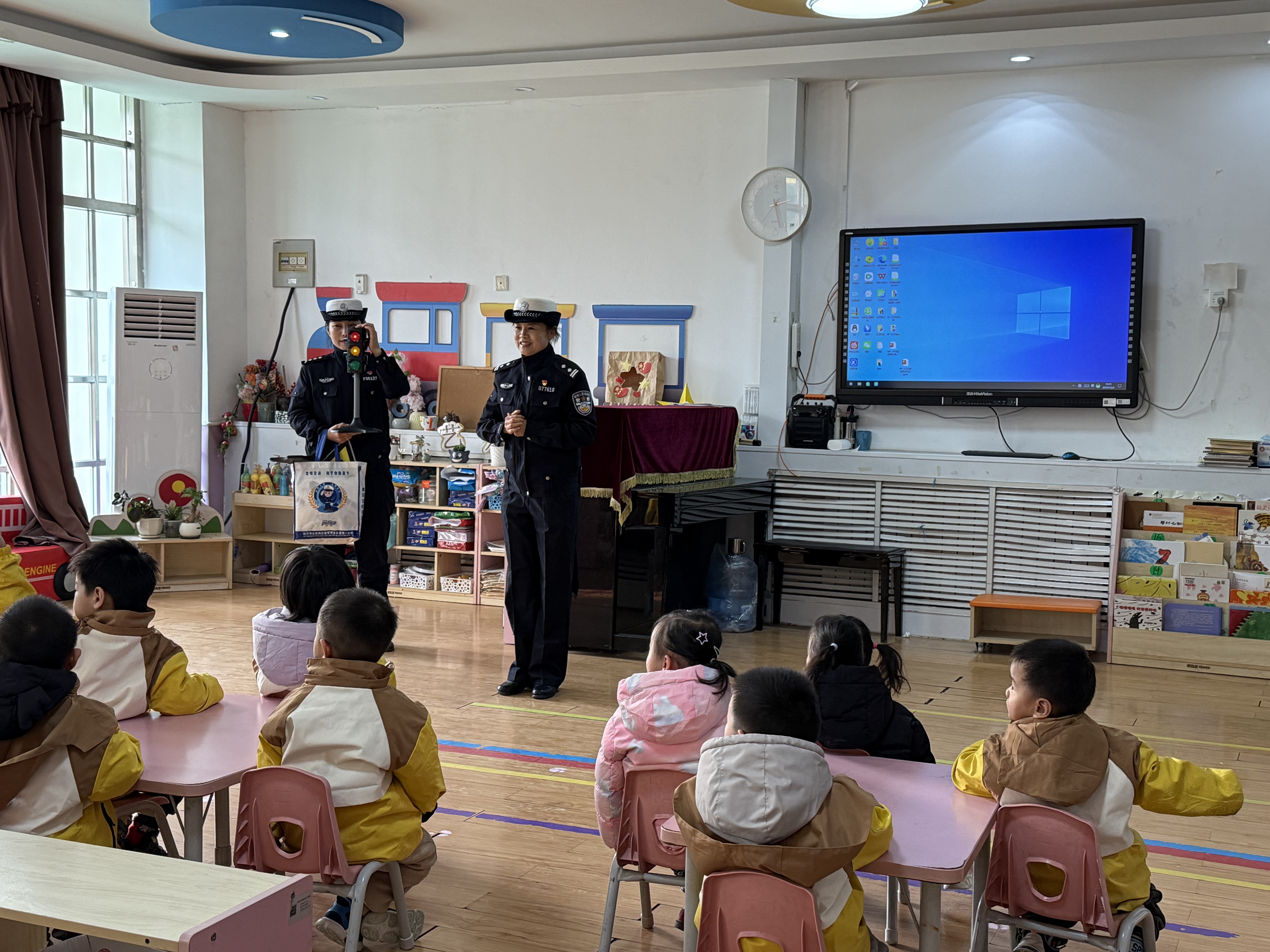 山东省临沂市公安局交通管理支队兰山区启阳大队走进区直第二幼儿园开展122交通安全宣传活动。