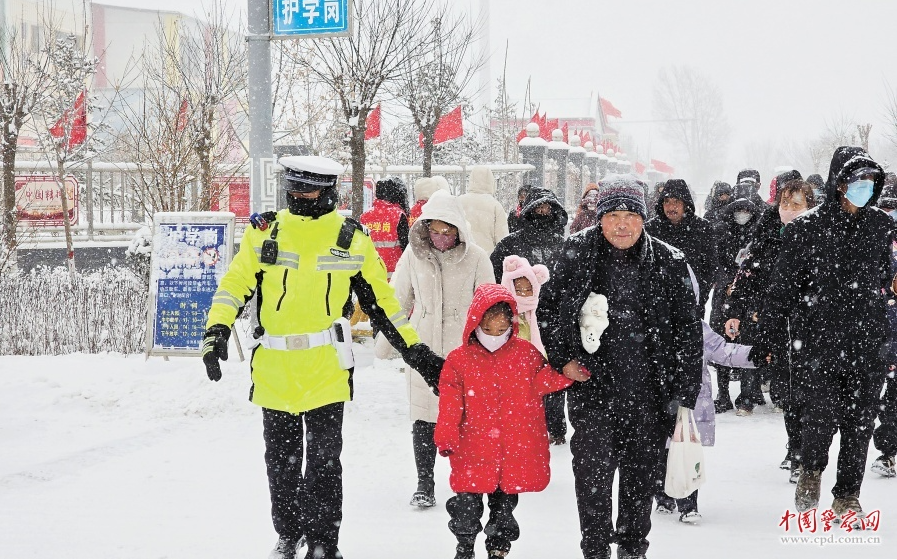 风雪中，那一抹&ldquo;警色&rdquo;很暖心