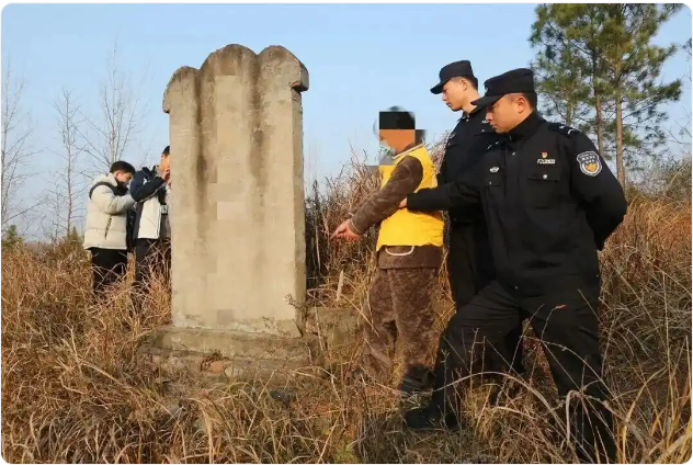 170万元黄金不翼而飞，警方破案：男子为还百万元赌债实施盗窃，黄金放哪里都觉得不安全，埋在祖坟墓碑后