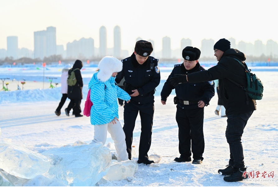 黑龙江省哈尔滨市公安局松北分局大力开展松花江畔巡逻防控工作