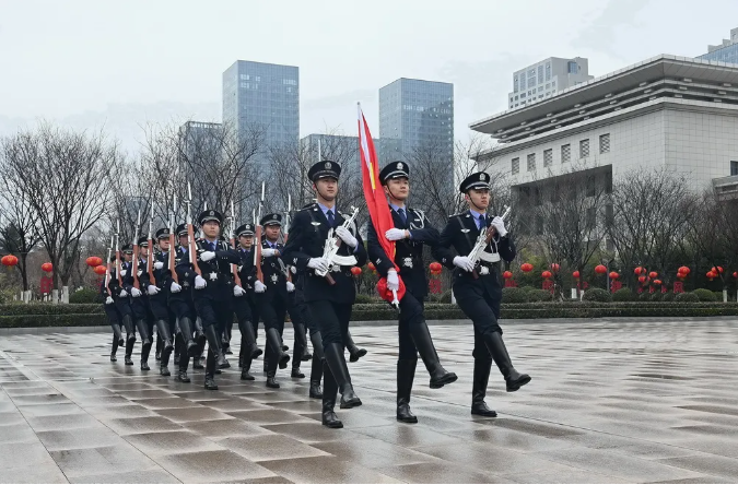 山东省临沂市公安局举行升国旗仪式