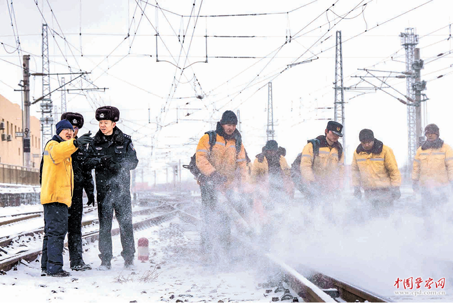 乌鲁木齐铁路公安处乌鲁木齐西站派出所组织警力对管内中欧班列及铁路货场开展安全巡查