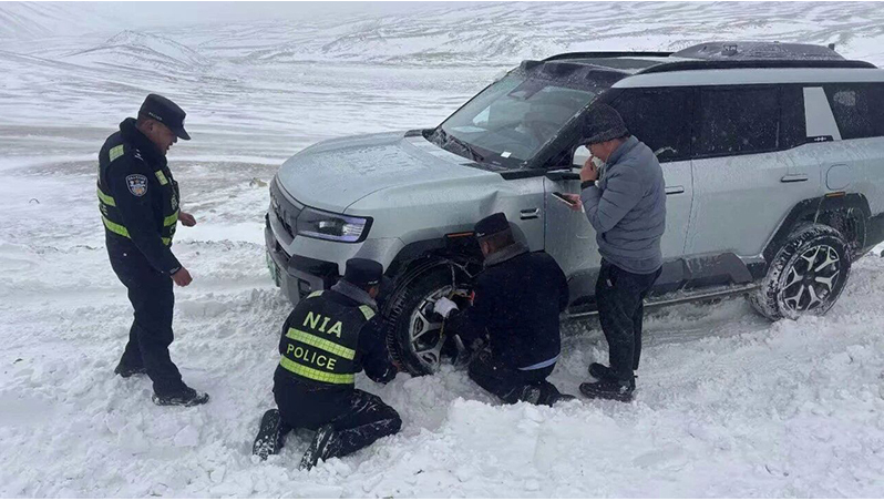 西藏日喀则萨尔边境派出所民警经过近6小时成功帮助15名被困游客脱险