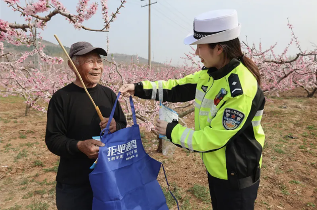 临沂交警多维度铺开交通安全宣传攻势